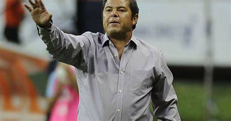 Daniel Guzmán dirigiendo a Guastatoya