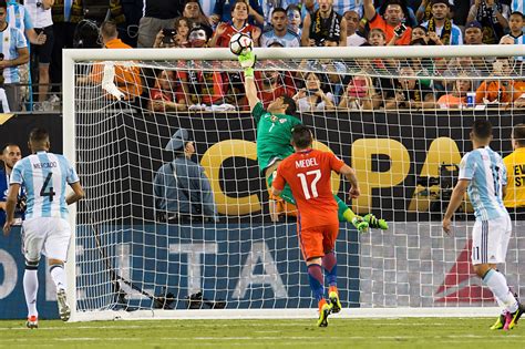Claudio Bravo ataja penal en final 2016