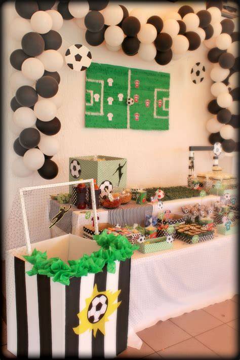 mesa infantil decorada como campo de fútbol