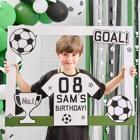 niños usando photocall de fútbol cumpleaños