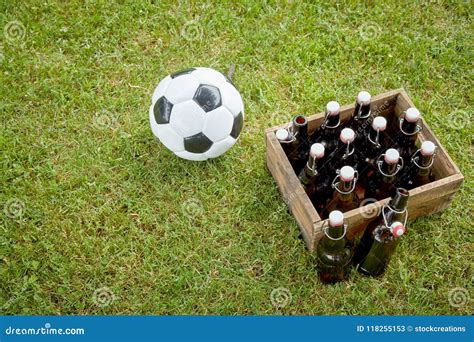 Balón cerveza césped fondo de madera
