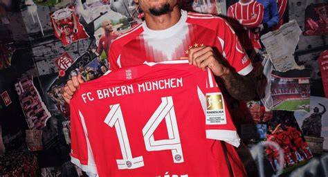 Claudio Pizarro con camiseta del Bayern Munich