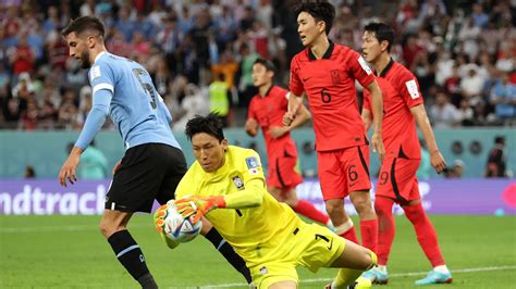 Kim Seung-gyu atajando con Corea del Sur