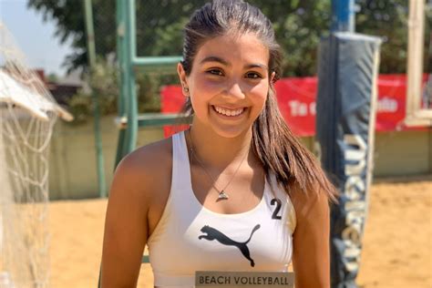 Fernanda Cisneros jugando beach volley escolar