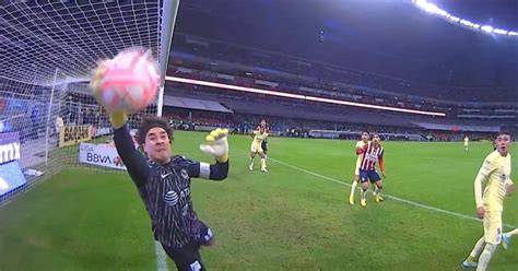 Buffon realiza atajada sobre la línea