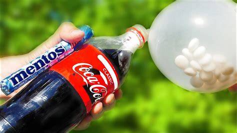 Experimento de Mentos y Coca-Cola al aire libre