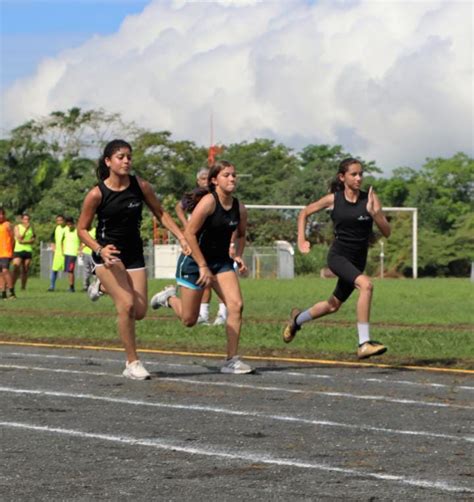 Estudiantes practicando deportes en San Bernardo