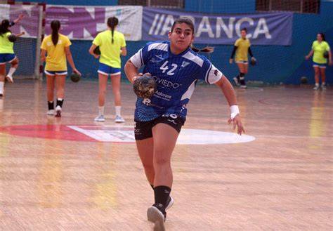 Fernanda Álvarez jugando balonmano