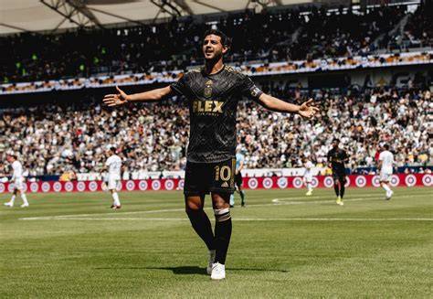 Carlos Ruiz celebrando gol en la MLS