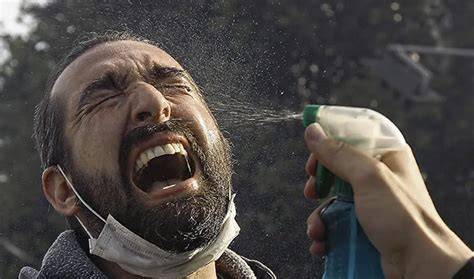 Manifestante afectado por gas lacrimógeno