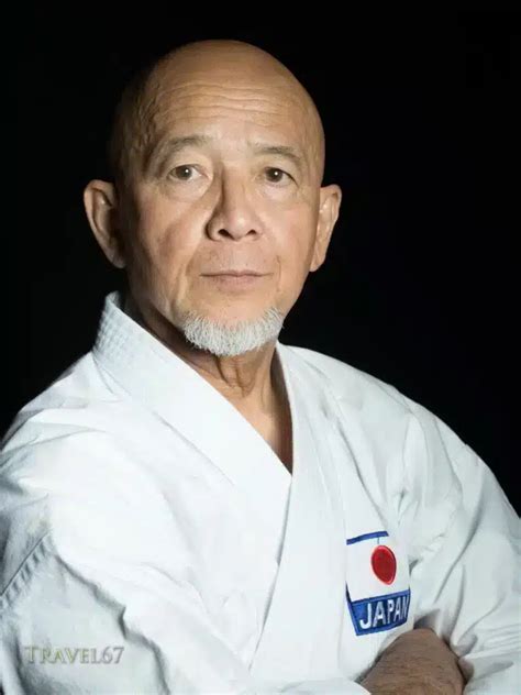 Tsuguo Sakumoto practicando karate en Okinawa