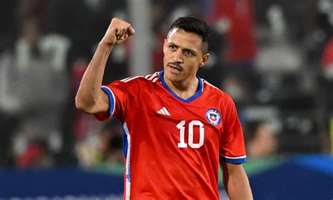 Alexis Sánchez con camiseta del Internacional