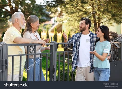 Personas conversando en comunidad vecinal