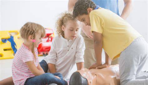 Niños aprendiendo primeros auxilios en clase