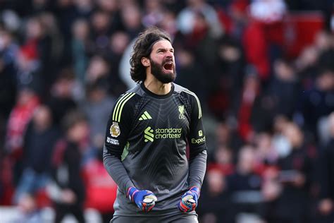 Alisson durante un partido como portero