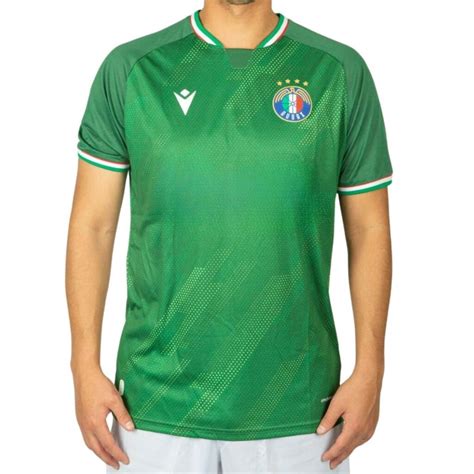 Arquero italiano con camiseta deportiva