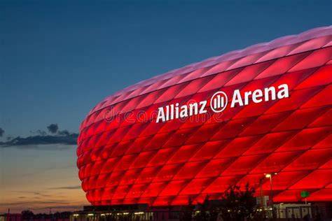 Allianz Arena exterior iluminado
