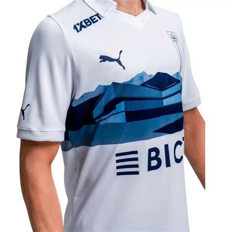 Rodrigo Valenzuela con camiseta Universidad Católica