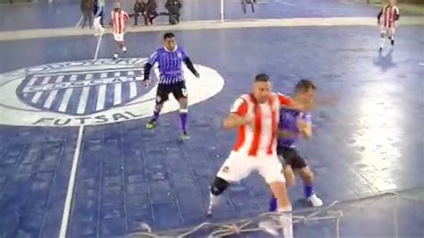 Jugador de futsal torciendo el tobillo