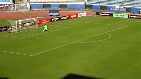 Gol de media cancha desde el centro