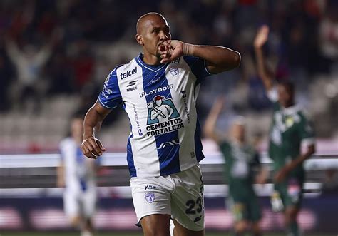 Salomón Rondón celebra gol de chilena
