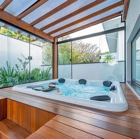Área de spa con piscina climatizada y jacuzzi