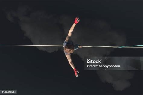 Atleta practicando highline sobre un cañón