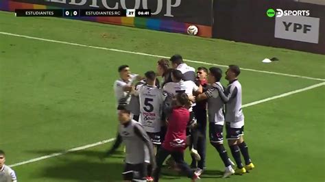 Estudiantes de Caseros celebra gol ante River