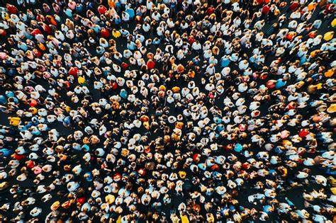 Estadio oscuro con multitud visto desde arriba