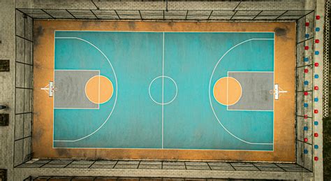 Vista aérea de cancha con personas y montañas