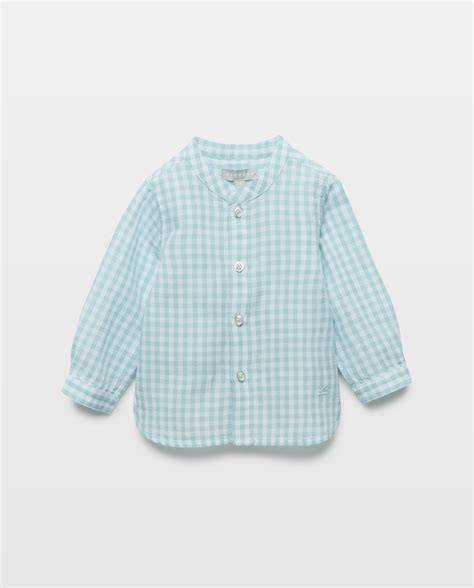 Montaje de mangas en camisa de bebé
