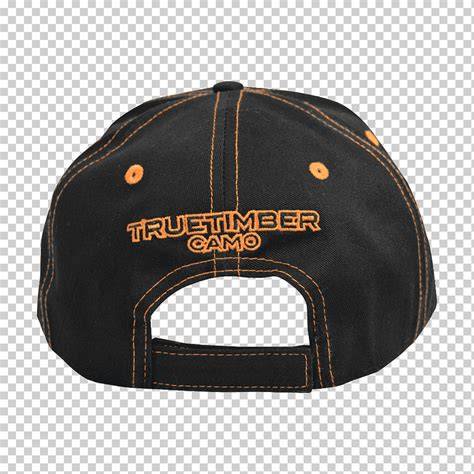 Persona usando gorra de béisbol al revés