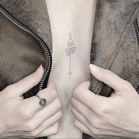 tatuaje unalome en el pecho