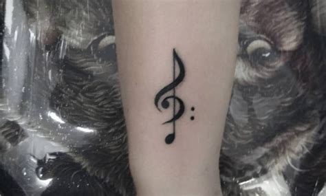 tatuaje de liga rosa y clave de sol