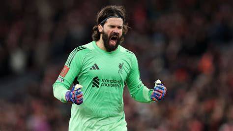 Alisson defendiendo la portería de Liverpool