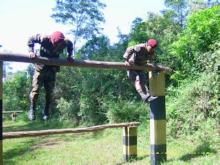 Competidores en pista de obstáculos militar