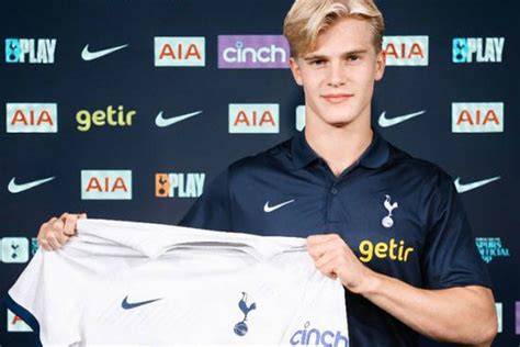 Lucas Bergvall con la camiseta del Tottenham