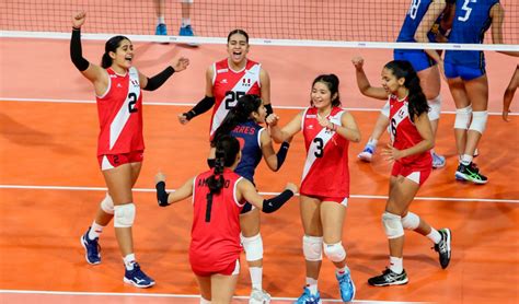 partido de vóley femenino en cancha cubierta