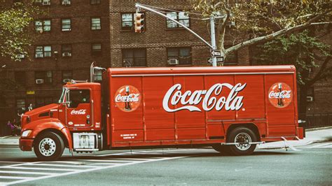 Camión rojo de Coca-Cola en carretera