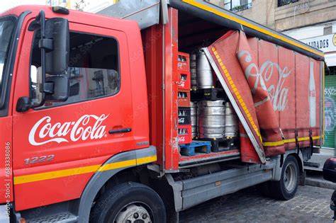 Camión de Coca-Cola rotulado en Colombia