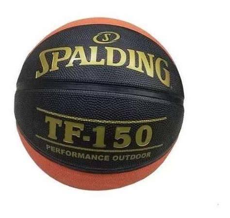 Pelota Spalding TF 150 en cancha exterior