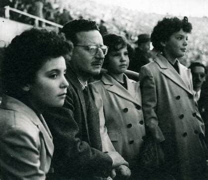 Salvador Allende en estadio con sus hijas