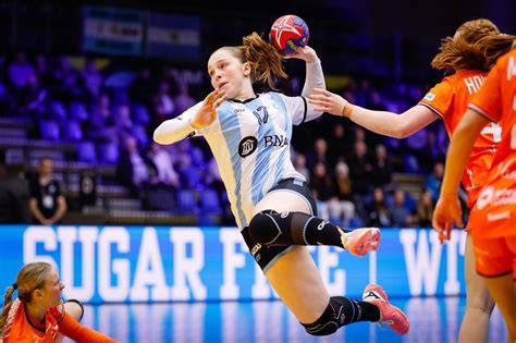 Entrenamiento femenino de handball en Ñuñoa