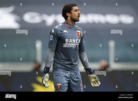 Mattia Perin atajando para el Genoa