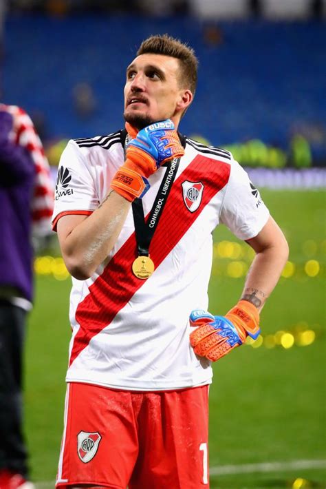 Franco Armani atajando para River Plate