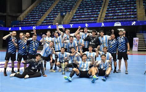 Selección juvenil de Iquique celebrando clasificación