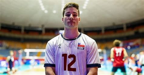 Joven jugador chileno de voleibol