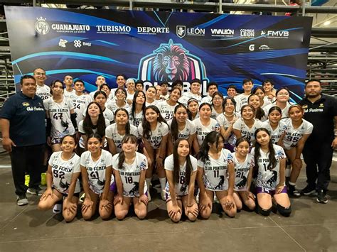 Equipo juvenil de voleibol en competencia