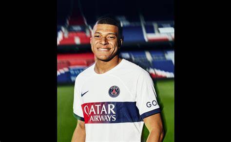 Mbappé con nueva camiseta del PSG