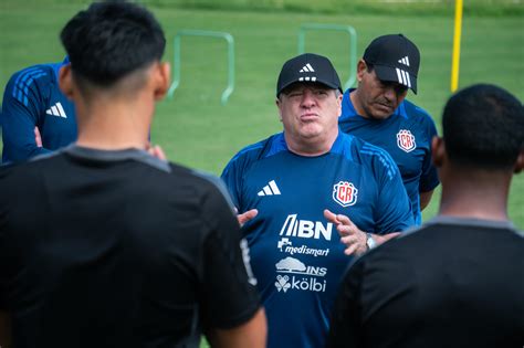 Miguel Herrera observando jugadores de Chile